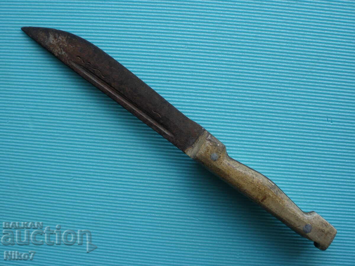 Un cuțit vechi cu mâner de os. cu preț 24.99 BGN | € 12.78