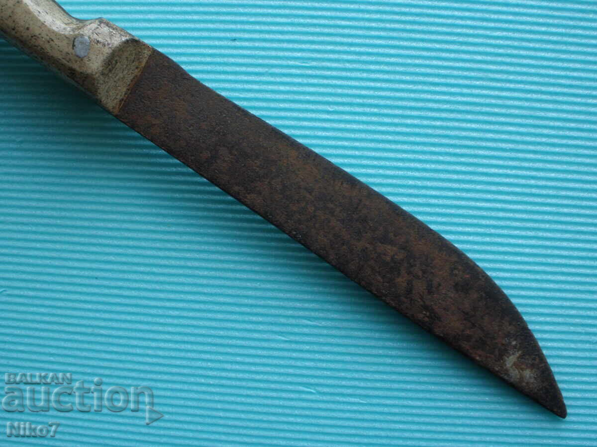 Livrarea Un cuțit vechi cu mâner de os.