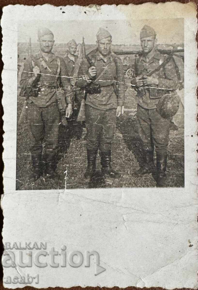 Στρατιώτες του 2ου Παγκοσμίου Πολέμου με πλήρη εξοπλισμό μάχης με τιμή 9.99 BGN | € 5.11