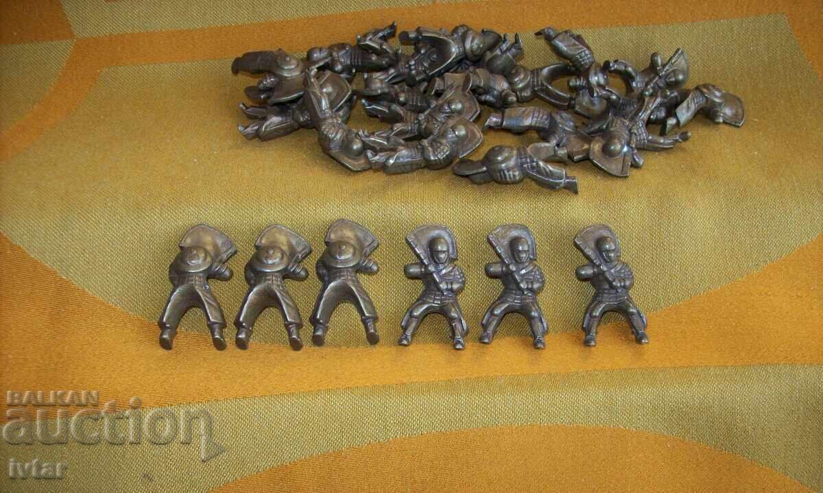 Auction  Lot of metal figurines, soldiers