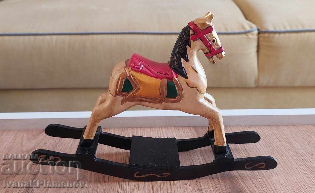 Livrarea Cal de jucărie din lemn pentru colecționari Livrarea Cal de jucărie din lemn pentru colecționari