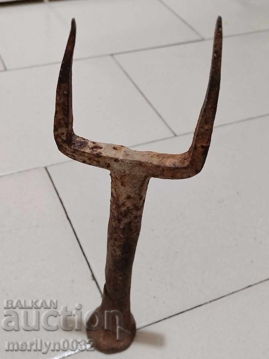 Auction Old hand-forged anvil for hair straightening Auction Old hand-forged anvil for hair straightening