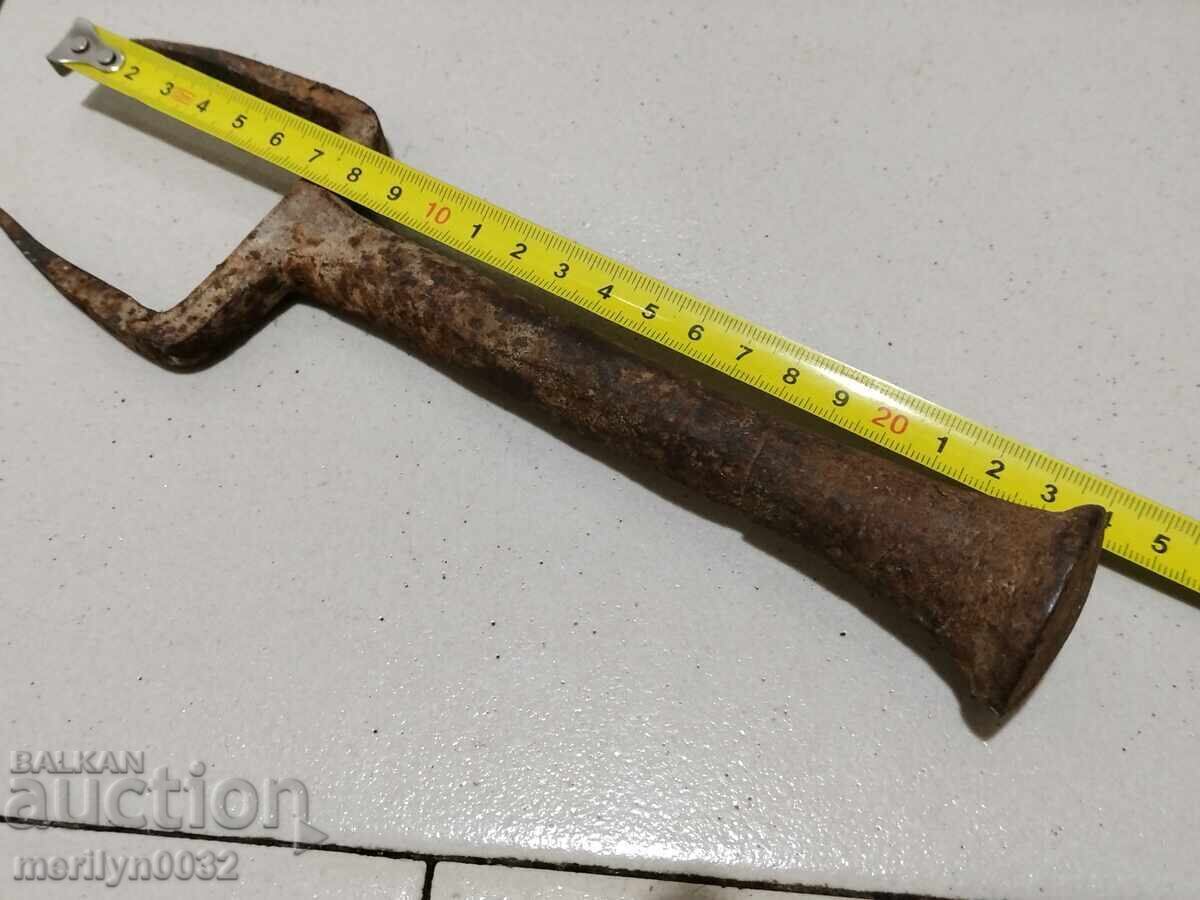 Delivery of Old hand-forged anvil for hair straightening Delivery of Old hand-forged anvil for hair straightening