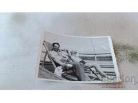 Photo Two men on deck chairs on a platform