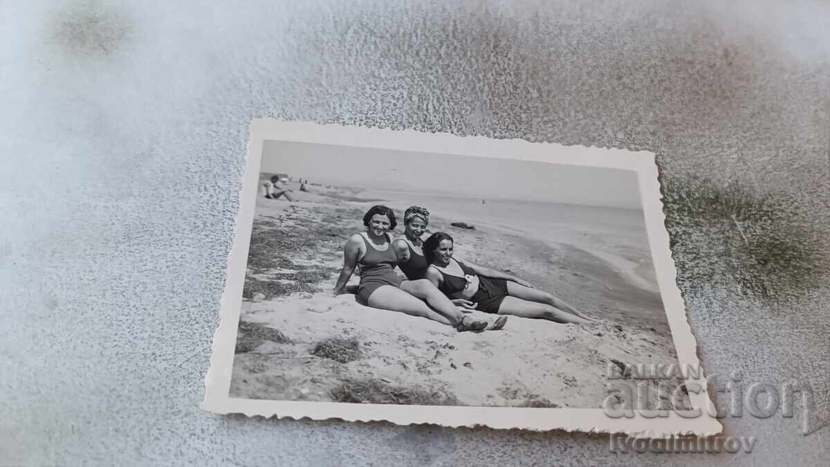 Fotografie Pomorie Trei fete tinere în costume de baie pe dune 1939