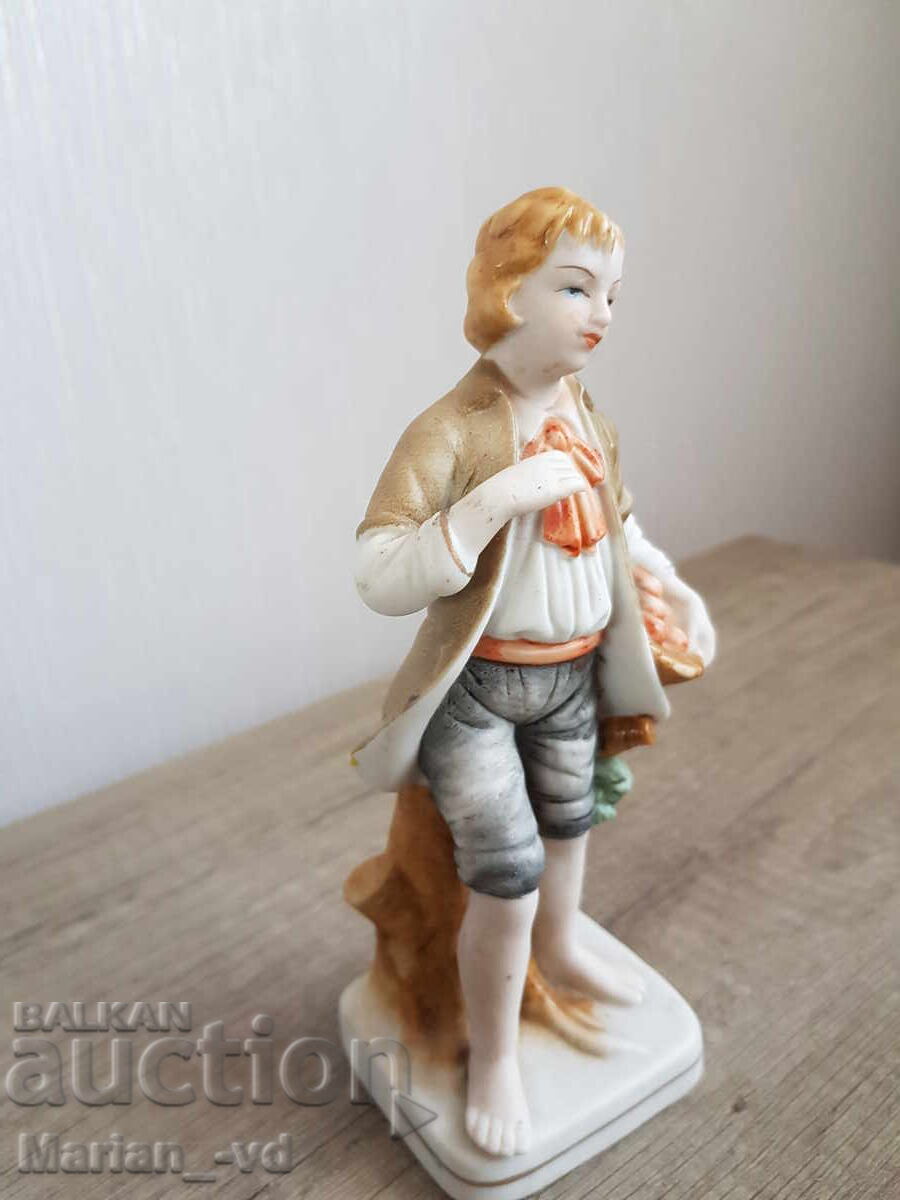 Capodimonte porcelain figure with price 40.00 BGN | € 20.45 Capodimonte porcelain figure with price 40.00 BGN | € 20.45