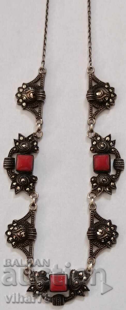 Colier din argint vechi cu coral si marcasite cu preț € 119.99 | 234.68 BGN