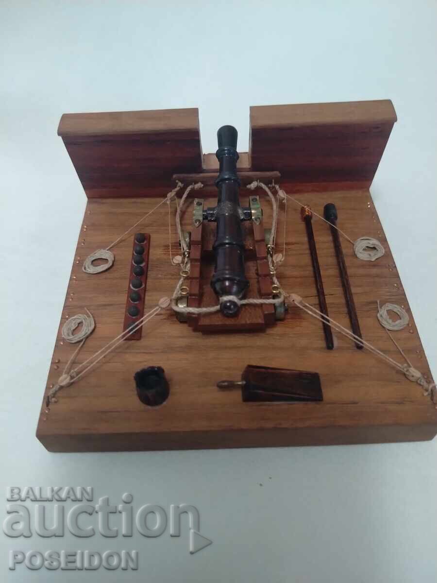 CANNON, CANNON BATTERY ON A SAILING VESSEL, MODEL CANNON, CANNON BATTERY ON A SAILING VESSEL, MODEL