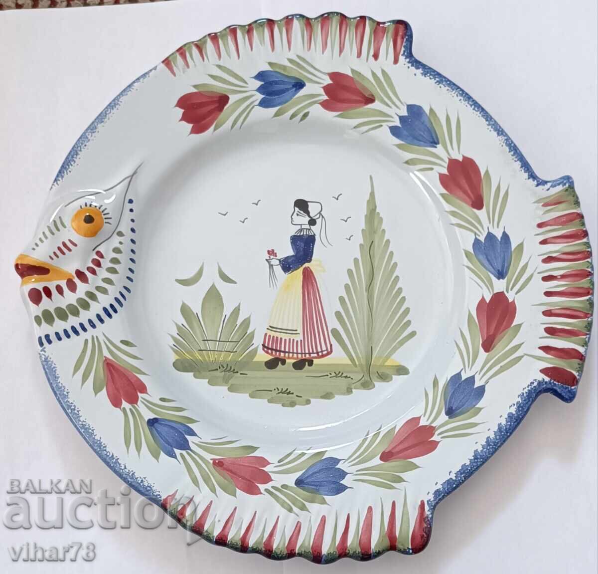 Ceramic fish-shaped plate