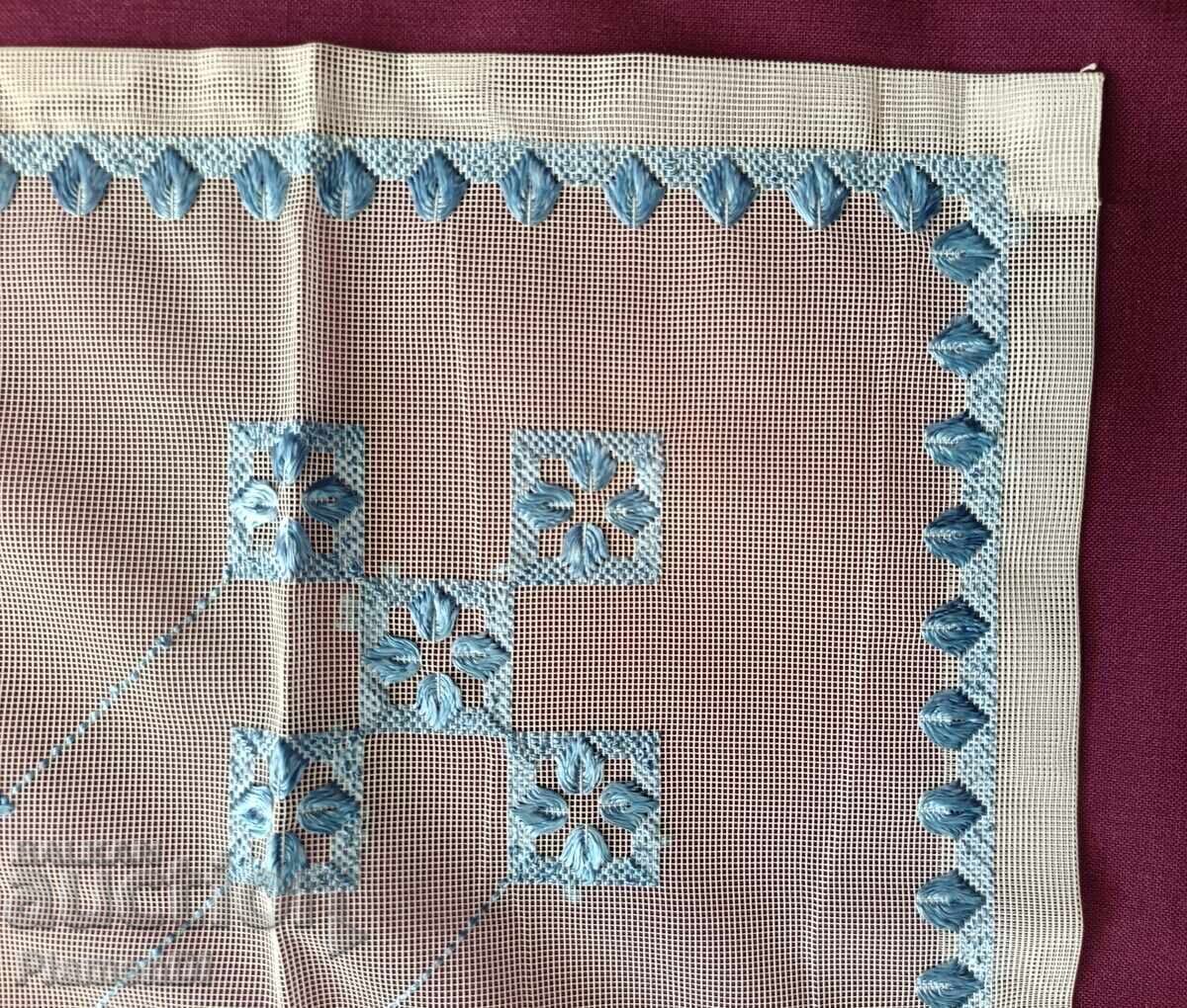Check brodat manual pe tul. cu preț € 2.50 | 4.89 BGN