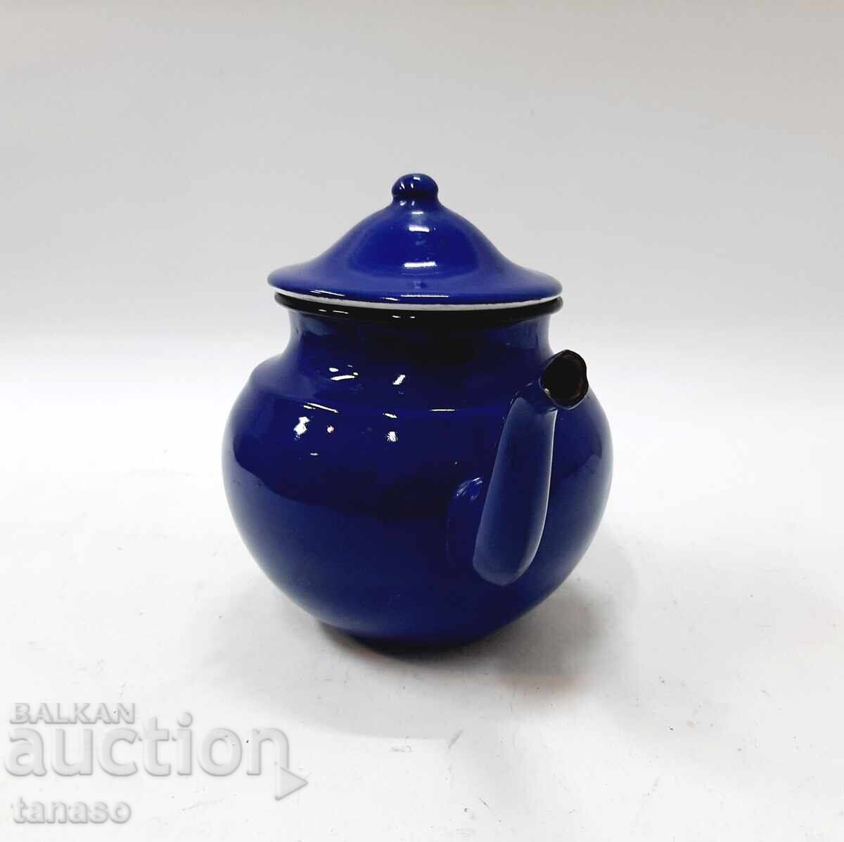 Delivery of Old enamel teapot with lid (14.1) Delivery of Old enamel teapot with lid (14.1)
