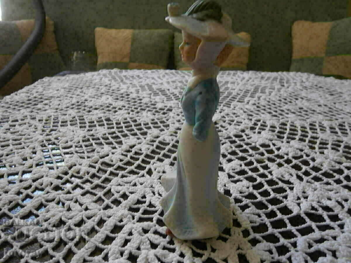 Porcelain figure with price 4.00 BGN | € 2.05 Porcelain figure with price 4.00 BGN | € 2.05