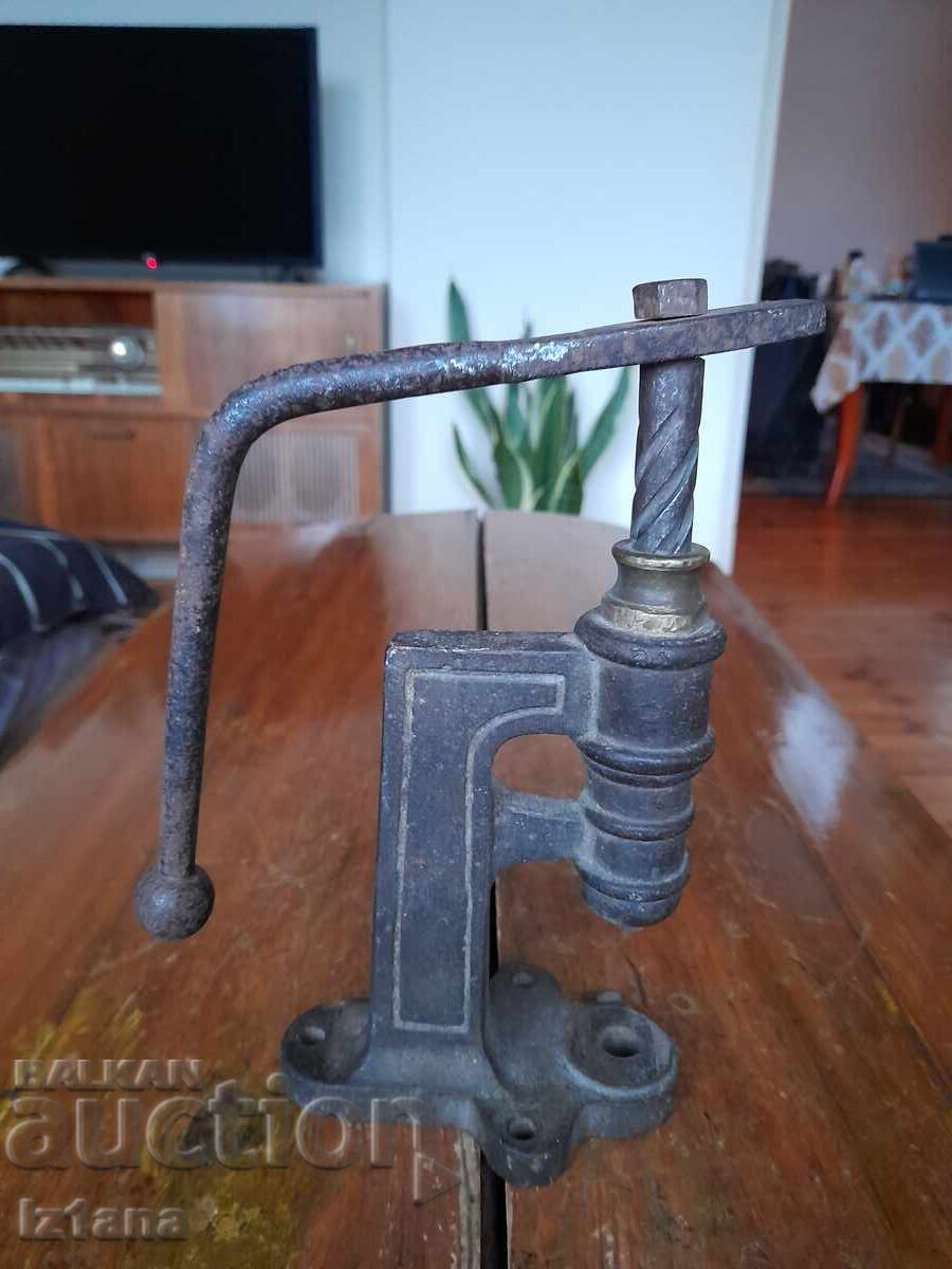 Auction  Old press, button machine