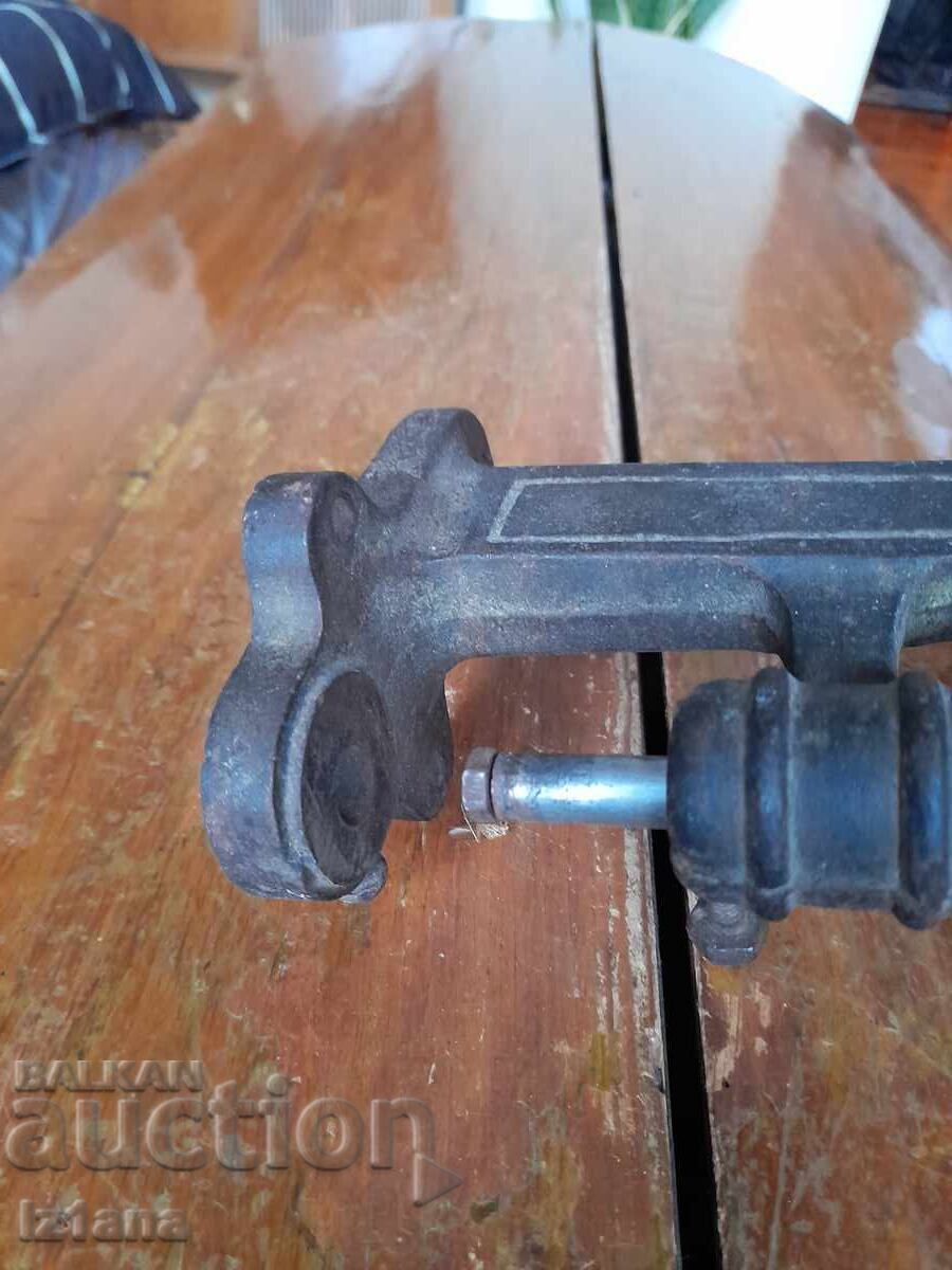 Delivery of Old press, button machine