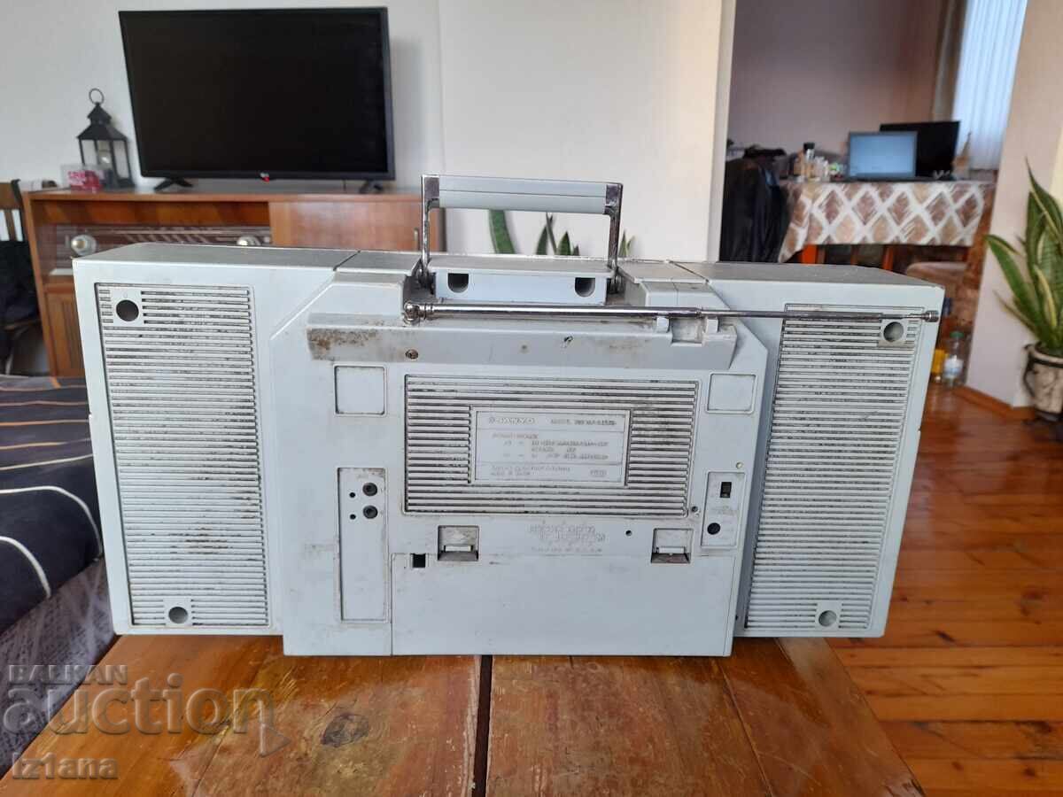 Auction Old Sanyo radio cassette player Auction Old Sanyo radio cassette player