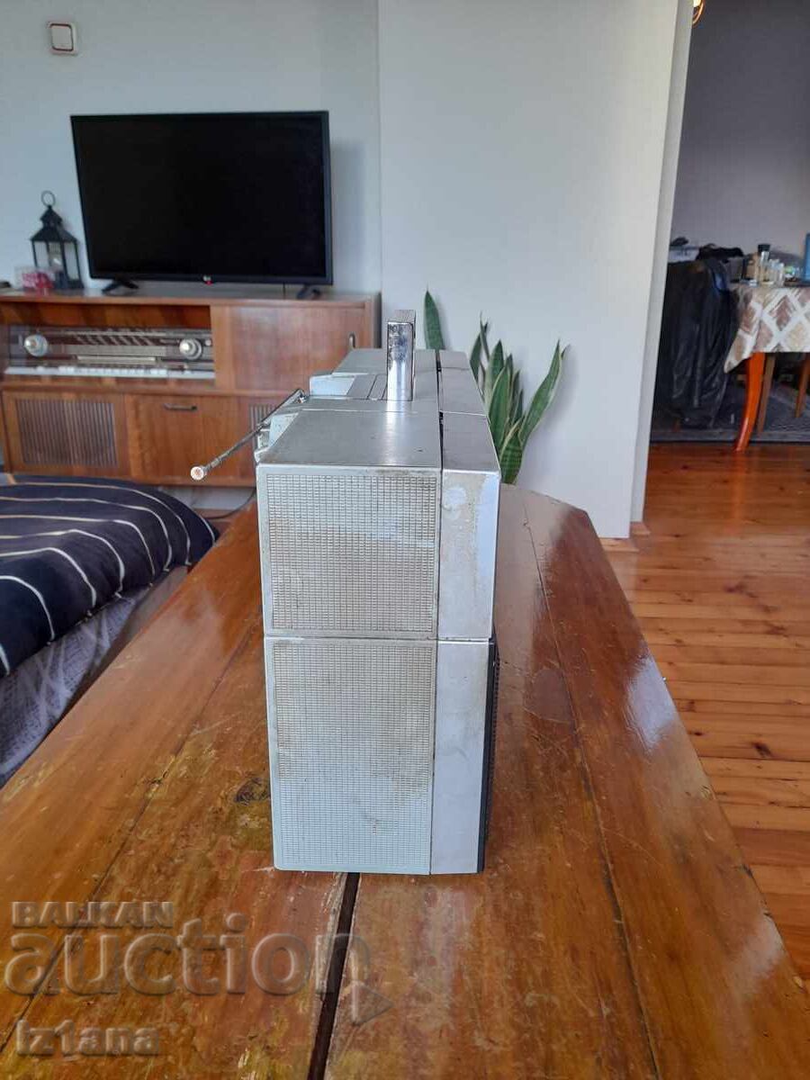 Old Sanyo radio cassette player - 5 Old Sanyo radio cassette player - 5