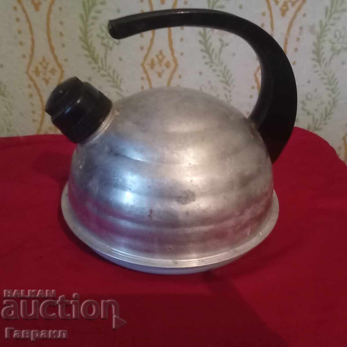 Μια παλιά τσαγιέρα Μια παλιά τσαγιέρα