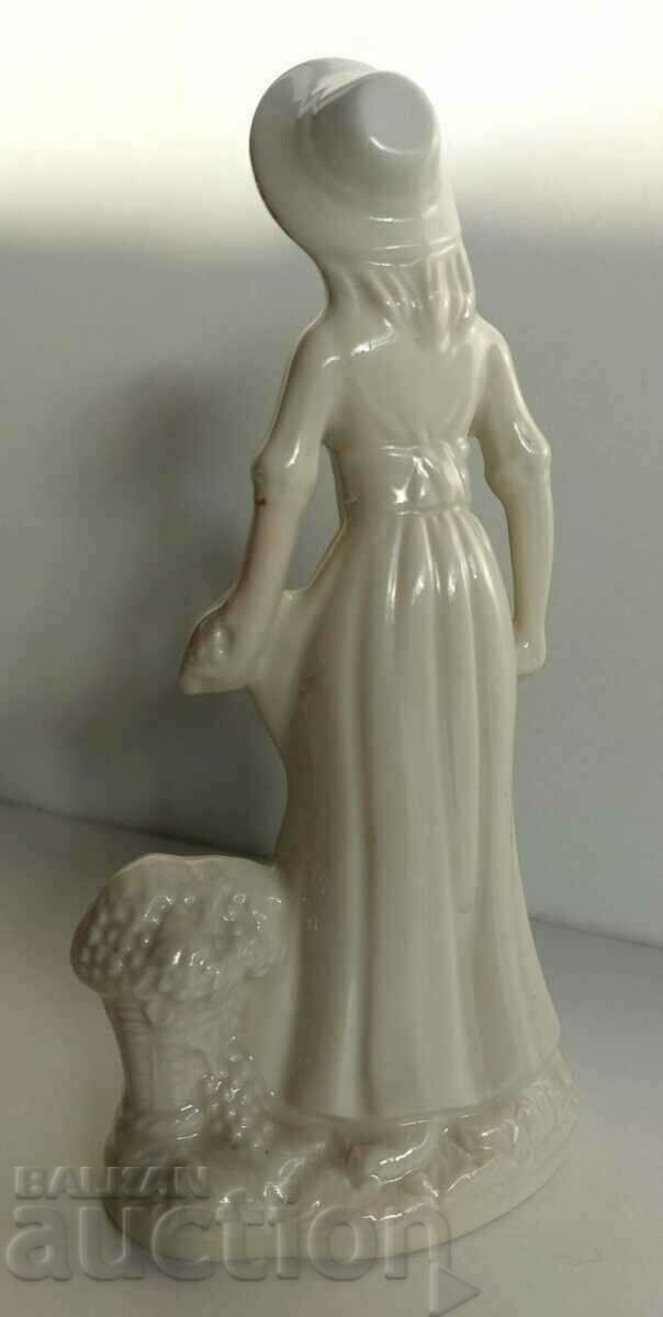 Auction . PORCELAIN FIGURE STATUETTE WOMAN WITHOUT REMARKS HEALTH Auction . PORCELAIN FIGURE STATUETTE WOMAN WITHOUT REMARKS HEALTH