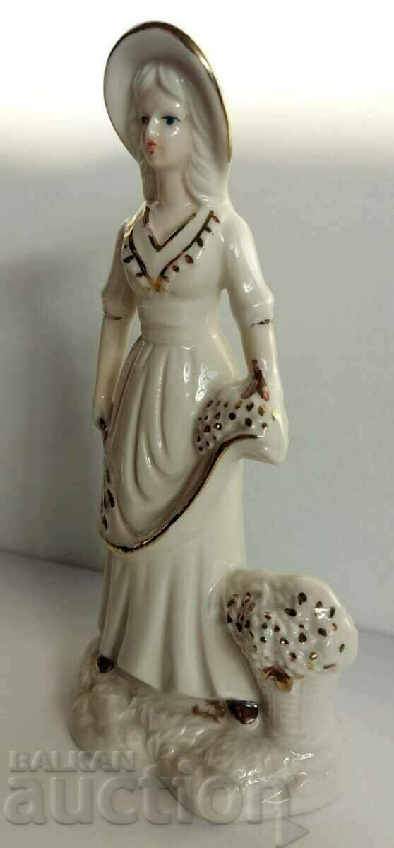 . PORCELAIN FIGURE STATUETTE WOMAN WITHOUT REMARKS HEALTH - 5 . PORCELAIN FIGURE STATUETTE WOMAN WITHOUT REMARKS HEALTH - 5