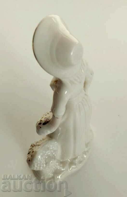 . PORCELAIN FIGURE STATUETTE WOMAN WITHOUT REMARKS HEALTH - 6 . PORCELAIN FIGURE STATUETTE WOMAN WITHOUT REMARKS HEALTH - 6
