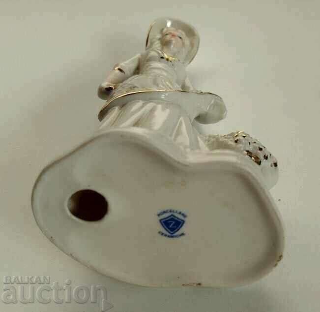 . PORCELAIN FIGURE STATUETTE WOMAN WITHOUT REMARKS HEALTH - 7 . PORCELAIN FIGURE STATUETTE WOMAN WITHOUT REMARKS HEALTH - 7