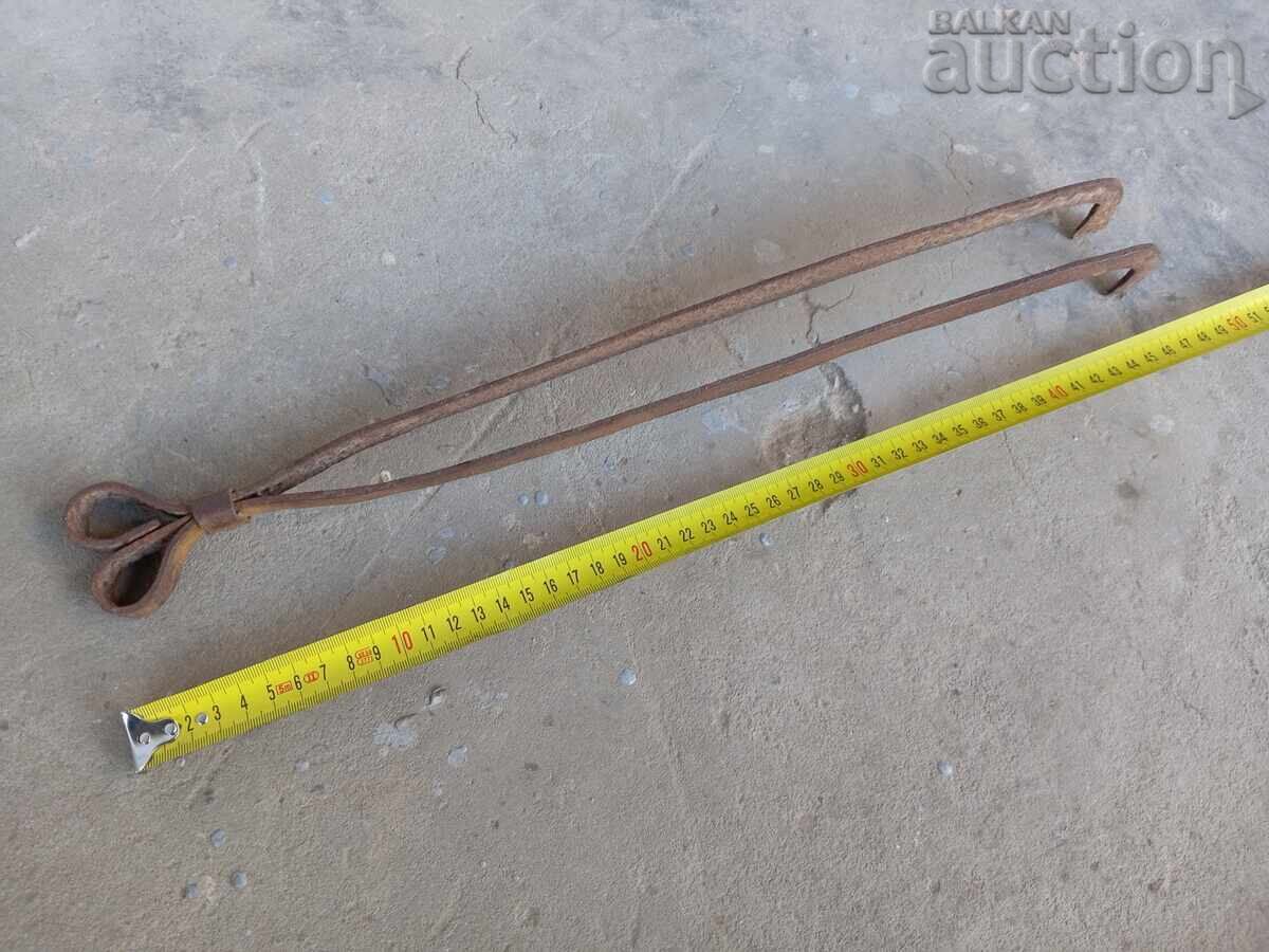 Delivery of Old PRIMITIVE hand forged dilaf wrought iron tongs Delivery of Old PRIMITIVE hand forged dilaf wrought iron tongs