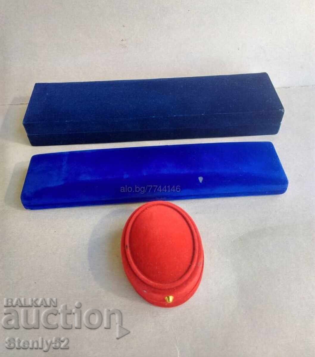 3 pcs. boxes with plush jewelry wrapping.