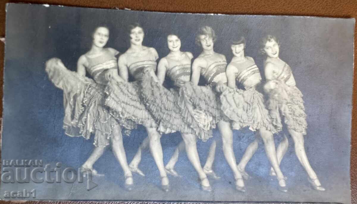 Auction Circus artists tour England Auction Circus artists tour England