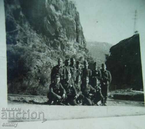 Μια μικρή παλιά φωτογραφία στρατιωτών, χωριό Rila, 1944. με τιμή 0.50 BGN | € 0.26 Μια μικρή παλιά φωτογραφία στρατιωτών, χωριό Rila, 1944. με τιμή 0.50 BGN | € 0.26