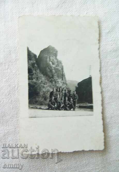 O mică fotografie veche a soldaților, satul Rila, 1944.