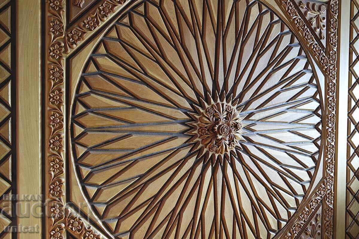 Auction  Wood carving for ceiling - unique