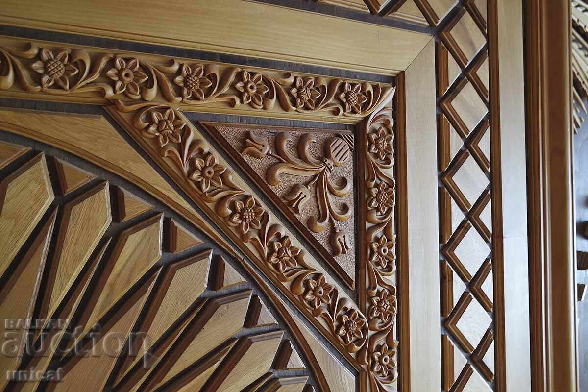Delivery of Wood carving for ceiling - unique