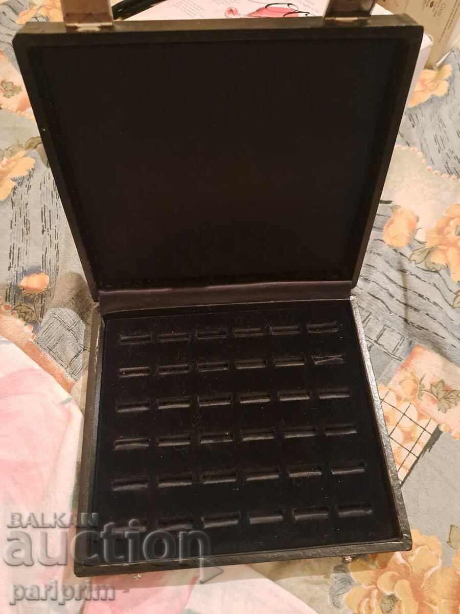 Beautiful box for 36 rings, jewelers, beautiful and new, with