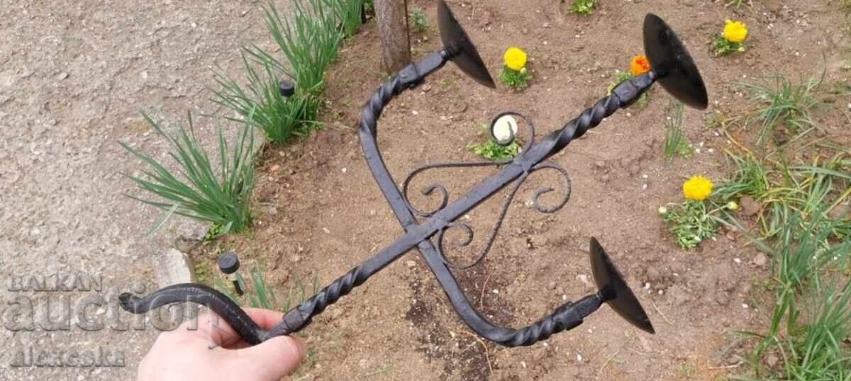 Παλιά σφυρήλατο κηροπήγιο με τιμή 35.00 BGN | € 17.90 Παλιά σφυρήλατο κηροπήγιο με τιμή 35.00 BGN | € 17.90