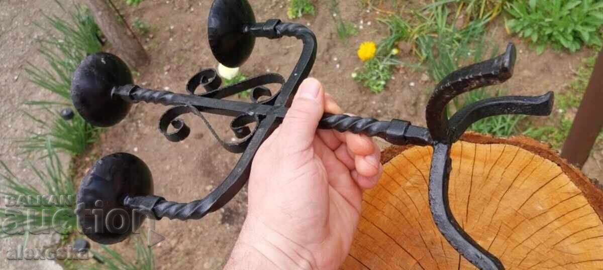Licitație Suport de lumânare vechi forjat