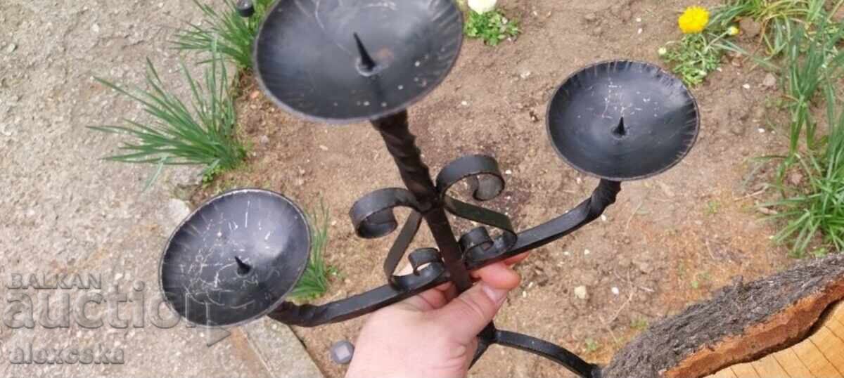 Παράδοση Παλιά σφυρήλατο κηροπήγιο Παράδοση Παλιά σφυρήλατο κηροπήγιο