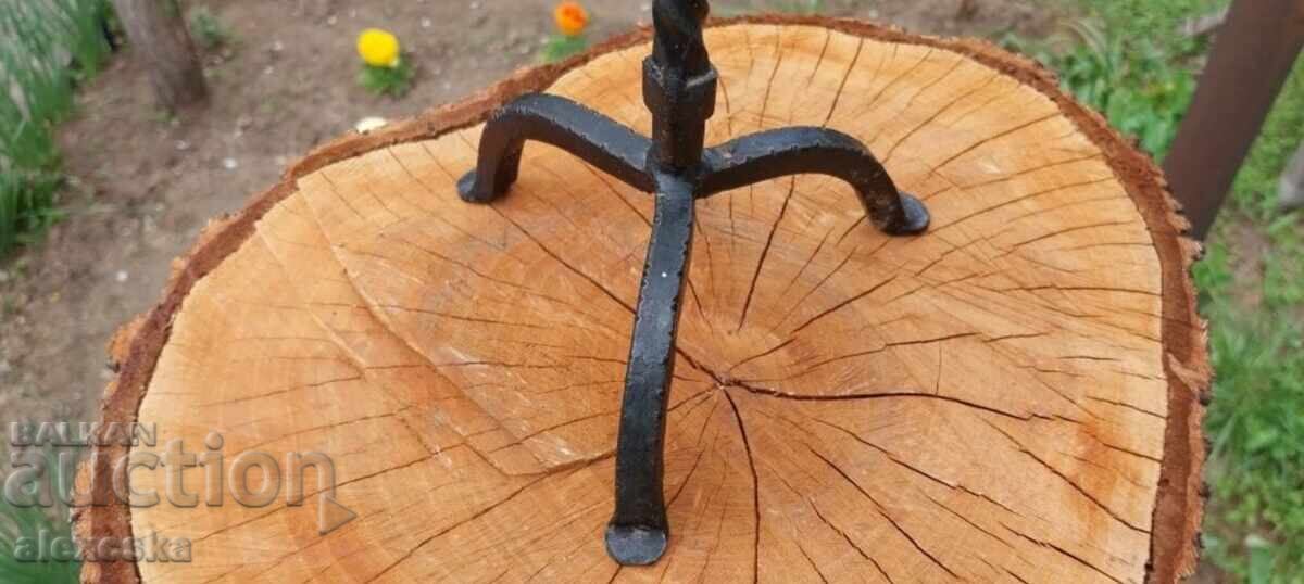 Παλιά σφυρήλατο κηροπήγιο - 5 Παλιά σφυρήλατο κηροπήγιο - 5