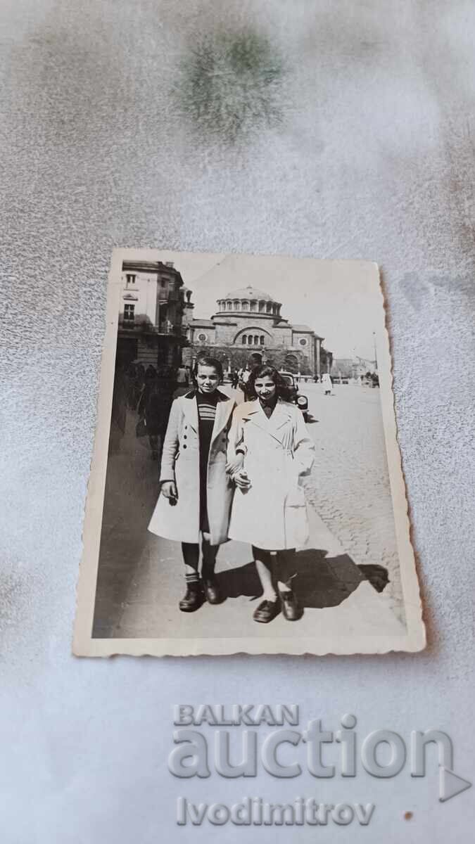 Photo Two young girls in front of the Courthouse Photo Two young girls in front of the Courthouse
