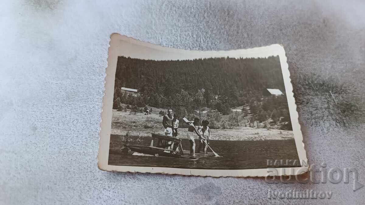 Fotografie Tineri pe o plută în barajul Vasil Kolarov, 1954