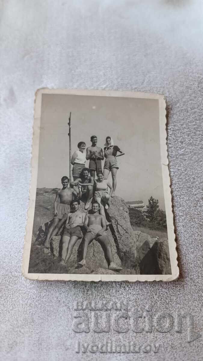 Photo Young men and women Photo Young men and women