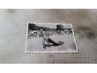 Photo Man pulling an inflatable mattress on the beach