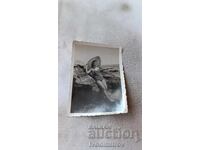 Photo Young girl next to a rock by the sea