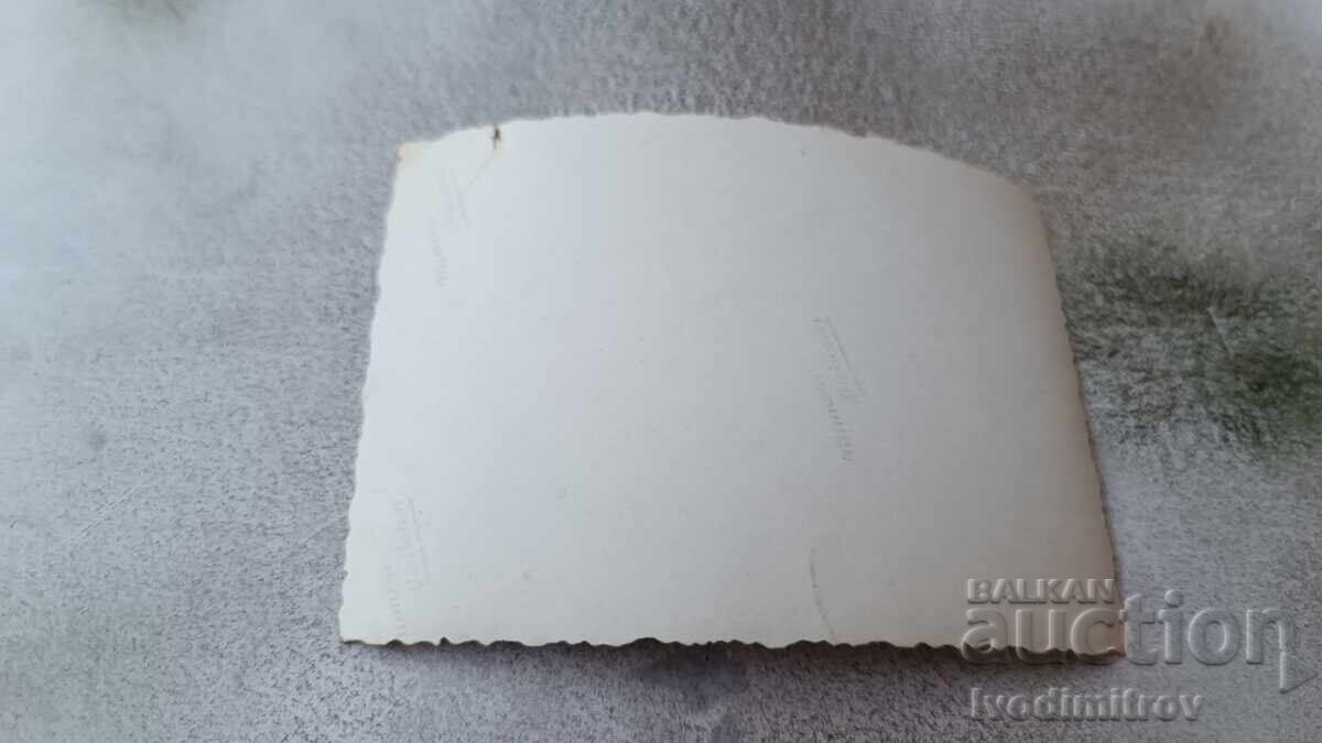 Φωτογραφία Νεαρό κορίτσι στην προβλήτα με τιμή 1.65 BGN | € 0.84 Φωτογραφία Νεαρό κορίτσι στην προβλήτα με τιμή 1.65 BGN | € 0.84