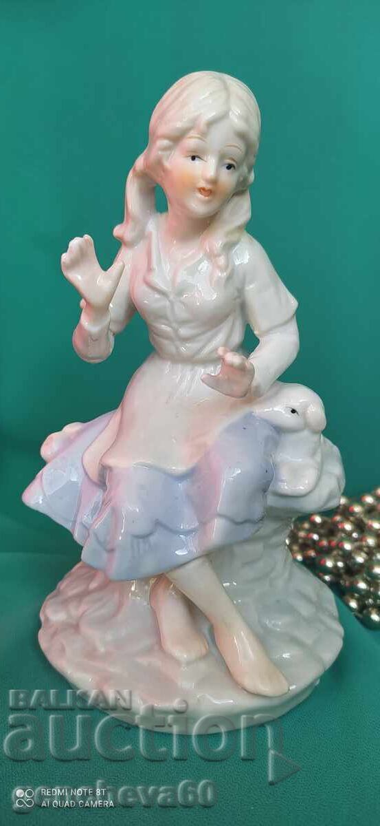 A beautiful porcelain figurine with price 40.00 BGN | € 20.45 A beautiful porcelain figurine with price 40.00 BGN | € 20.45