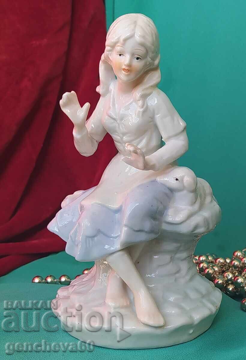 Delivery of A beautiful porcelain figurine Delivery of A beautiful porcelain figurine