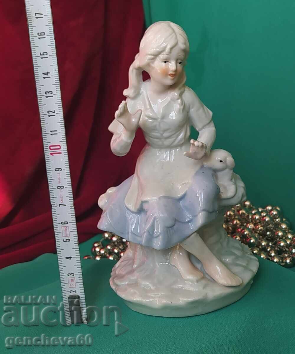 Frumoasă statuetă din porțelan - etichetă