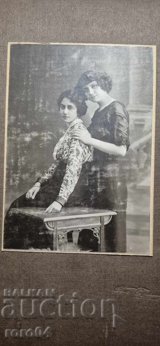 РУСЕ - СТАРА ФОТОГРАФИЯ - КАРТОН с цена 19.99 лв. | € 10.22