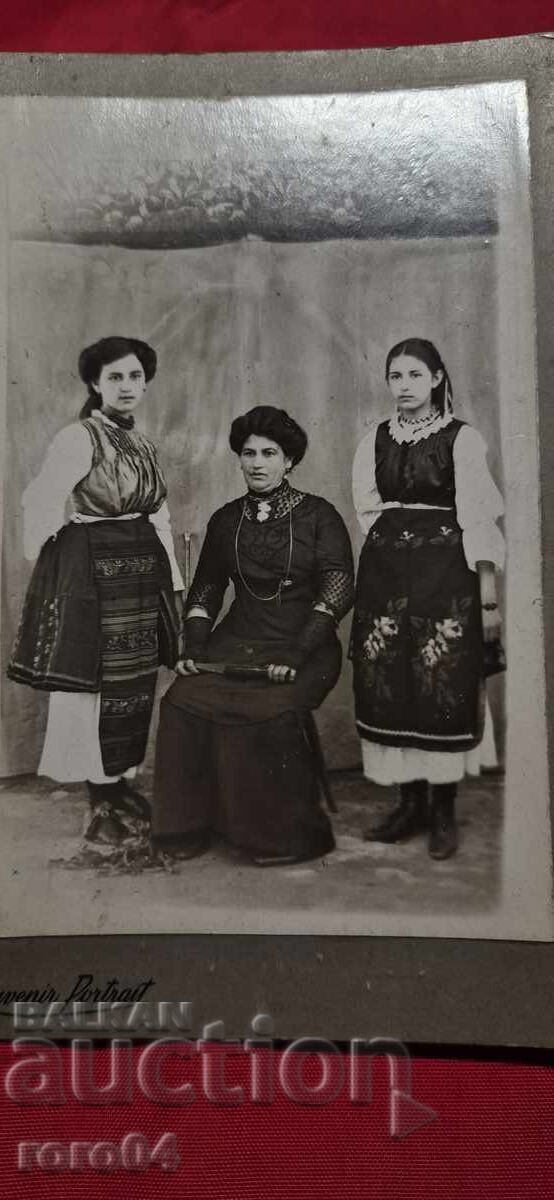 ΚΟΣΤΟΥΜΙΑ - ΠΑΛΙΑ ΦΩΤΟΓΡΑΦΙΑ - ΧΑΡΤΟ με τιμή € 20.99 | 41.05 BGN
