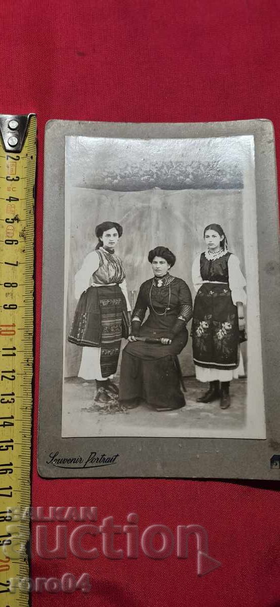 Delivery of MEDIA - OLD PHOTOGRAPHY - CARDBOARD Delivery of MEDIA - OLD PHOTOGRAPHY - CARDBOARD