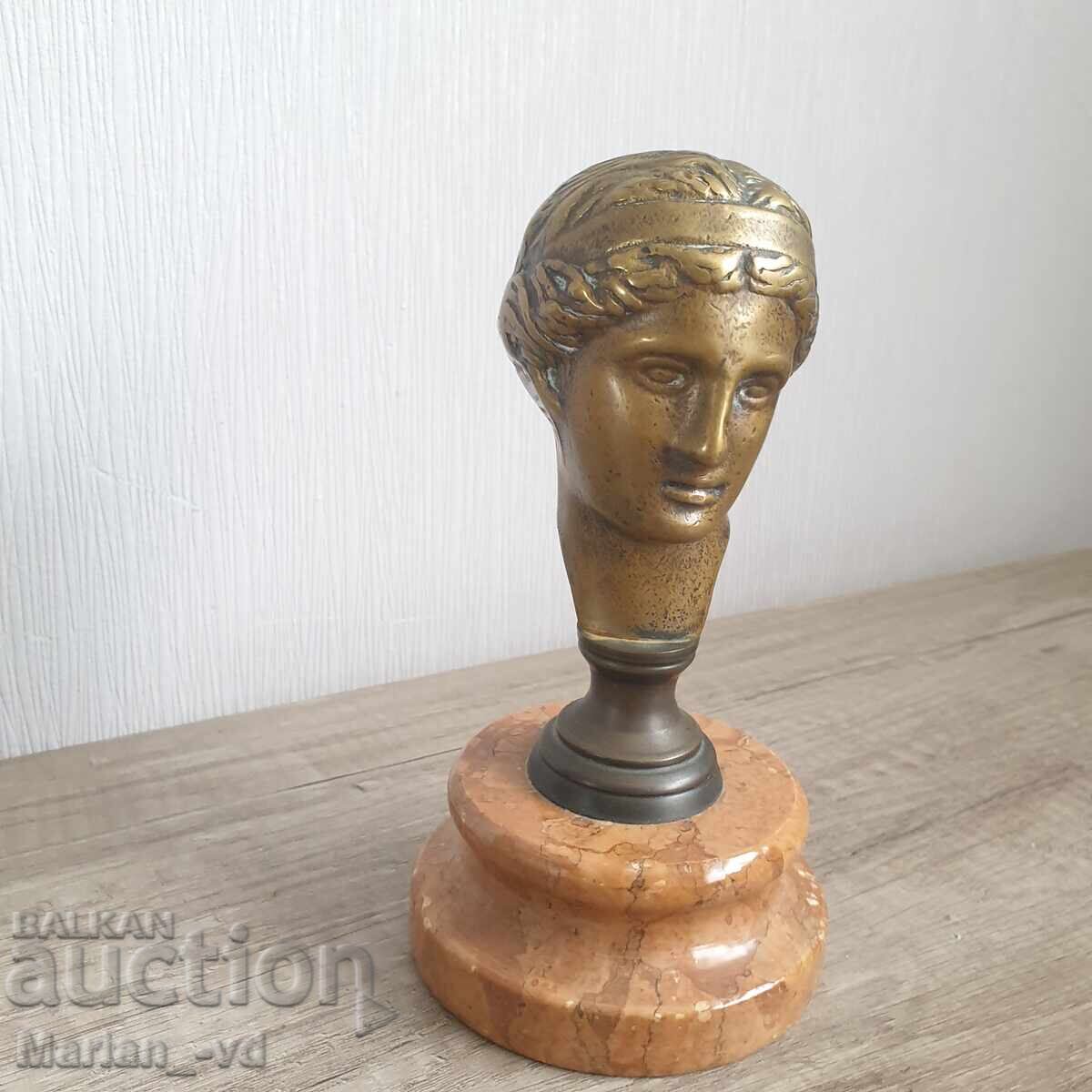 Auction  Old bronze sculpture of a woman on marble